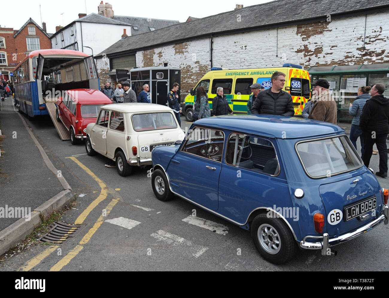 Bromyard, Herefordshire, UK. 7. April 2019. Die Stadt schliesst die Straßen für den öffentlichen Zugang für die jährliche Bromyard Speed Festival. Die diesjährige Veranstaltung beinhaltet eine Erholung der Film "The Italian Job" mit Mini Cooper Autos und eine italienische Polizei Auto Racing rund um die Stadt. Credit: G. S. Essex/Alamy leben Nachrichten Stockfoto