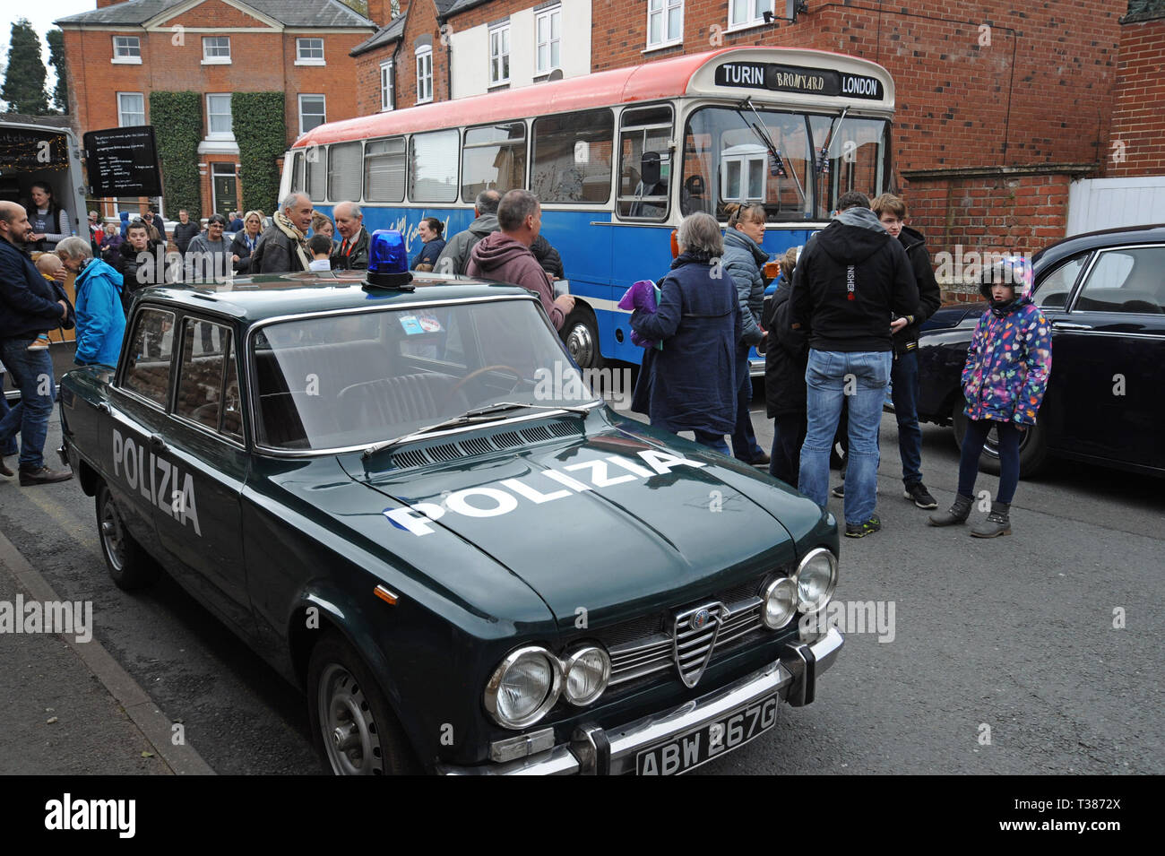 Bromyard, Herefordshire, UK. 7. April 2019. Die Stadt schliesst die Straßen für den öffentlichen Zugang für die jährliche Bromyard Speed Festival. Die diesjährige Veranstaltung beinhaltet eine Erholung der Film "The Italian Job" mit Mini Cooper Autos und eine italienische Polizei Auto Racing rund um die Stadt. Credit: G. S. Essex/Alamy leben Nachrichten Stockfoto