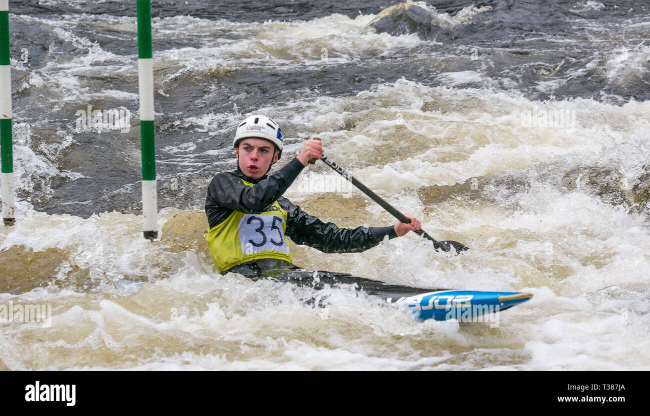 Grandtully, Perthshire, Schottland, Vereinigtes Königreich, 7. April 2019. Grandtully Premier Kanuslalom: Jack Kelley von CR Katzen Kanu Slalom Club konkurriert in Premier Kanadier Kanu der Männer am 2. Tag auf dem Fluss Tay Stockfoto