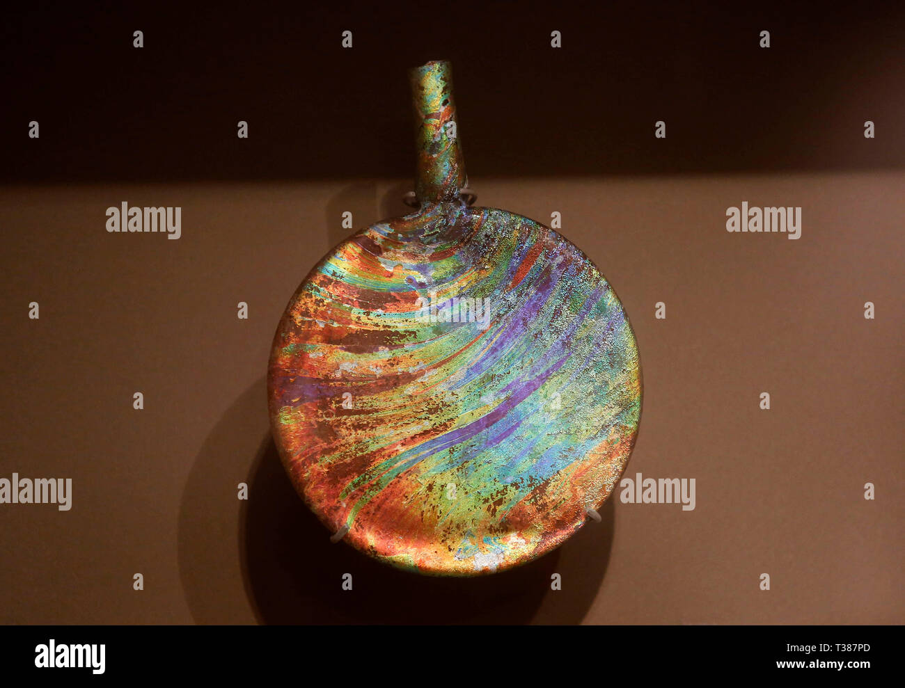 Beirut, Libanon. 7 Apr, 2019. Ein pilger Kolben aus dem vierten Jahrhundert AD ist im Nationalmuseum von Beirut in Beirut, Libanon, April 6 angezeigt. 2019. 1942 offiziell eröffnet, das Nationalmuseum von Beirut ist das wichtigste Museum für Archäologie im Libanon mit einer Sammlung von über 100.000 Objekte. Credit: Bilal Jawich/Xinhua/Alamy leben Nachrichten Stockfoto