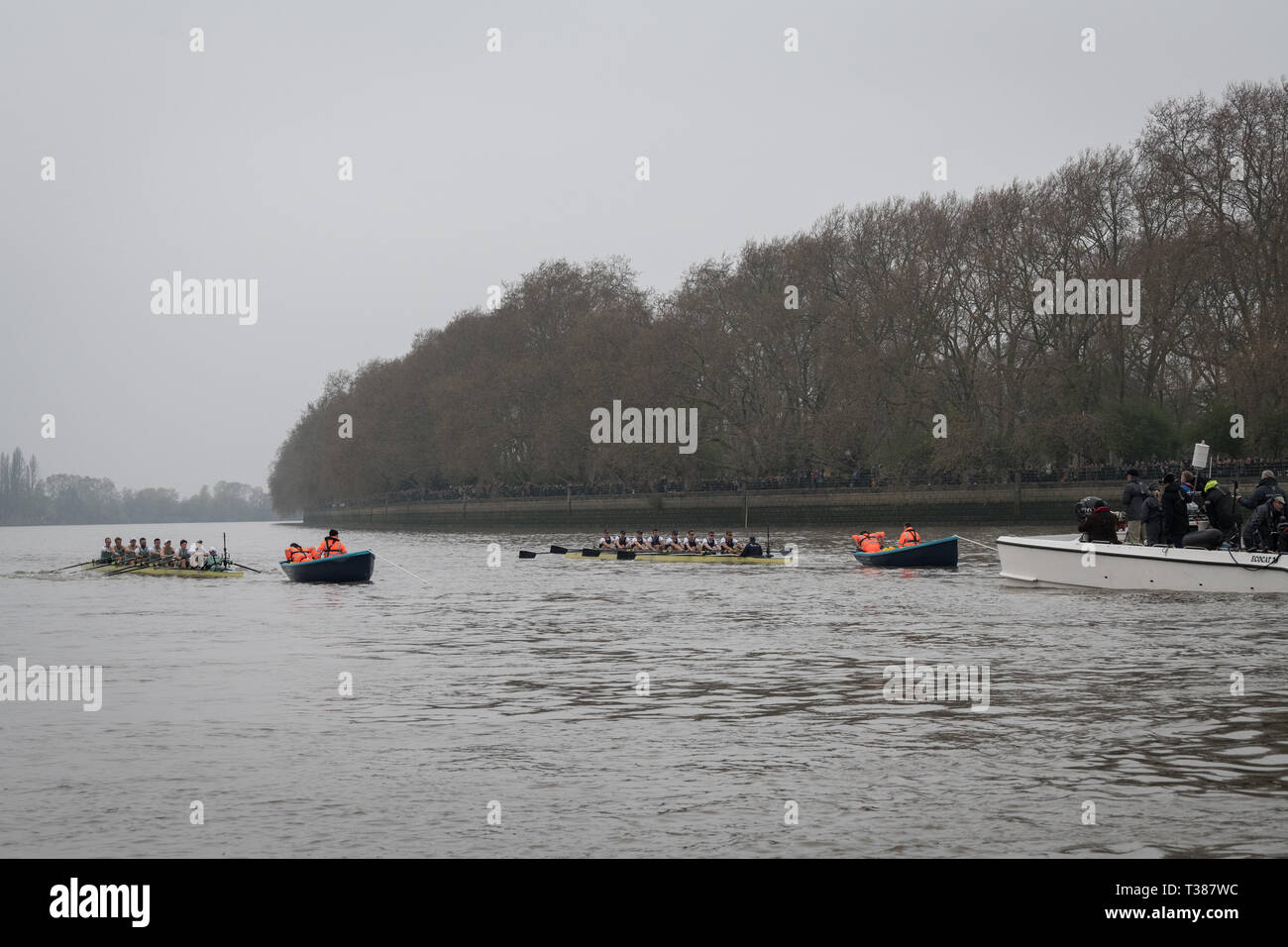 London, Großbritannien. 7. Apr 2019. Oxford University Boat Club (OUBC) vs Cambridge University Boat Club (CUBC) Blau Crews. OUBC Blau Crew (Dunkelblau Shirts): - Bug: Charlie Pearson, 2: Ben Landis, 3: Achim Harzheim, 4: Patrick Sullivan, 5: Tobias Schroder, 6: Felix Drinkall, 7: Charlie Buchanan, Schlaganfall: Augustin Wambersie. CUBC Blau Crew (Hellblau T-shirts): - Bug: Dave Bell, 2: James Cracknell, 3: Grant Bitler, 4: Dara Alizadeh, 5: Callum Sullivan, 6: Sam Hookway, 7: Freddie Davidson, Schlaganfall: Natan Wegrzycki-Szymczyk. Credit: Duncan Grove FRP/Alamy Leben Nachrichten. Stockfoto