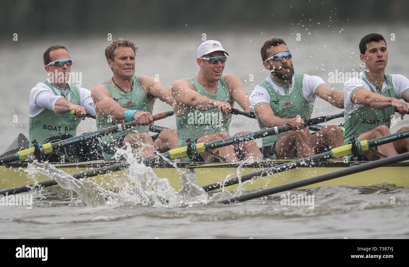 London, Großbritannien. 7. Apr 2019. Oxford University Boat Club (OUBC) vs Cambridge University Boat Club (CUBC) Blau Crews. OUBC Blau Crew (Dunkelblau Shirts): - Bug: Charlie Pearson, 2: Ben Landis, 3: Achim Harzheim, 4: Patrick Sullivan, 5: Tobias Schroder, 6: Felix Drinkall, 7: Charlie Buchanan, Schlaganfall: Augustin Wambersie. CUBC Blau Crew (Hellblau T-shirts): - Bug: Dave Bell, 2: James Cracknell, 3: Grant Bitler, 4: Dara Alizadeh, 5: Callum Sullivan, 6: Sam Hookway, 7: Freddie Davidson, Schlaganfall: Natan Wegrzycki-Szymczyk. Credit: Duncan Grove FRP/Alamy Leben Nachrichten. Stockfoto