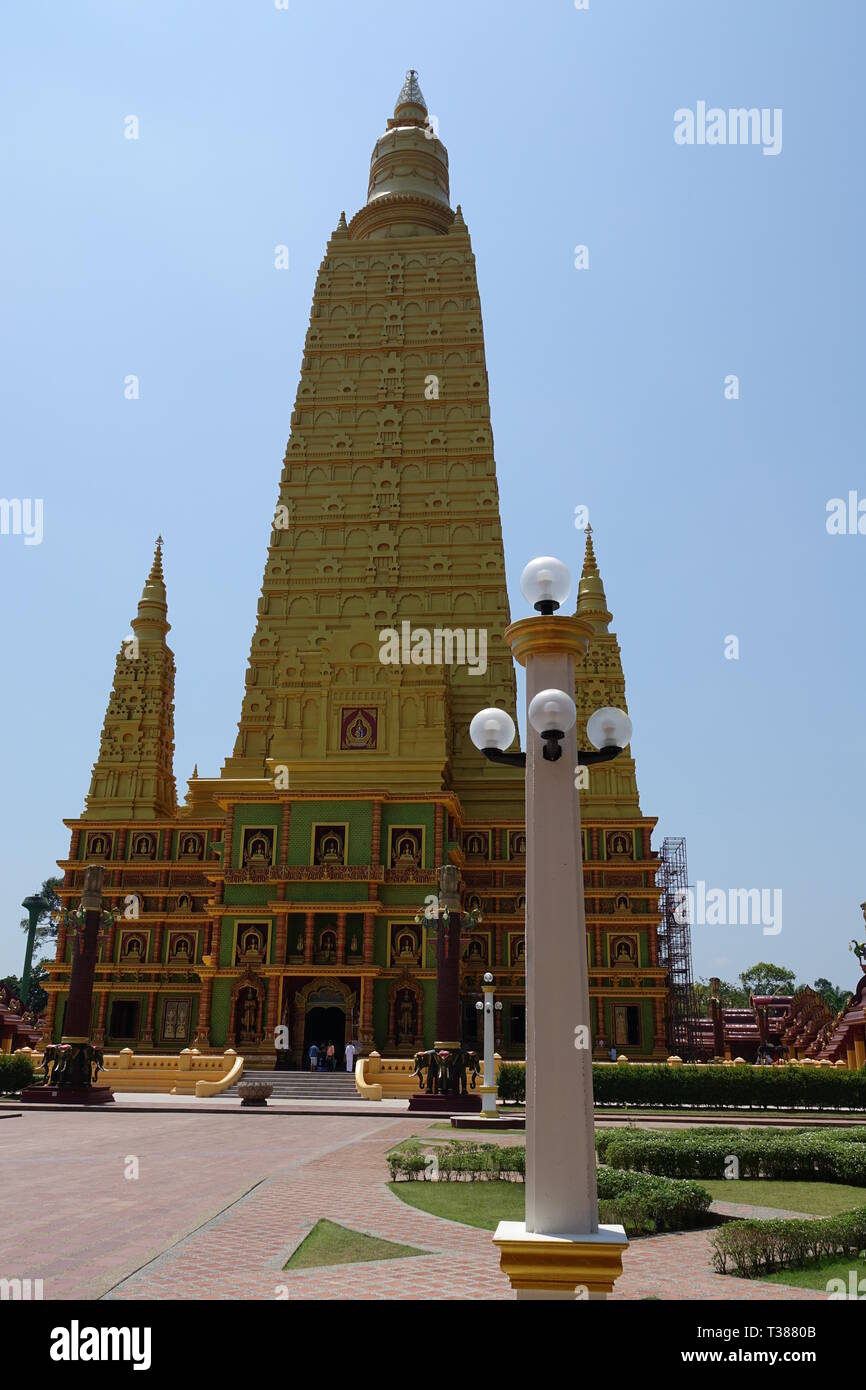 Ao Luek Distrikt, Thailand. 04 Mär, 2019. Das Chedi des Wat Maha That Wachira Mongkol oder auch als Wat Bang Tong. Das Chedi, einem Turm Struktur, ist Teil eines Wat, ein buddhistischer Tempel in Thailand. Das Chedi im Wat Bang Tong ist 45 Meter hoch und einer der höchsten im Süden Thailands. Quelle: Alexandra Schuler/dpa/Alamy leben Nachrichten Stockfoto