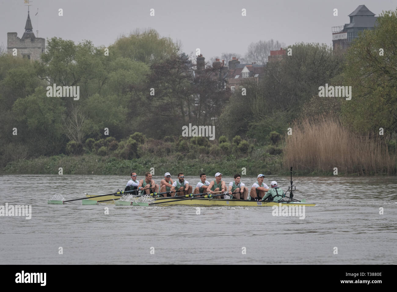 London, Großbritannien. 7. Apr 2019. Oxford University Boat Club (OUBC) vs Cambridge University Boat Club (CUBC) Blau Crews. OUBC Blau Crew (Dunkelblau Shirts): - Bug: Charlie Pearson, 2: Ben Landis, 3: Achim Harzheim, 4: Patrick Sullivan, 5: Tobias Schroder, 6: Felix Drinkall, 7: Charlie Buchanan, Schlaganfall: Augustin Wambersie. CUBC Blau Crew (Hellblau T-shirts): - Bug: Dave Bell, 2: James Cracknell, 3: Grant Bitler, 4: Dara Alizadeh, 5: Callum Sullivan, 6: Sam Hookway, 7: Freddie Davidson, Schlaganfall: Natan Wegrzycki-Szymczyk. Credit: Duncan Grove FRP/Alamy Leben Nachrichten. Stockfoto