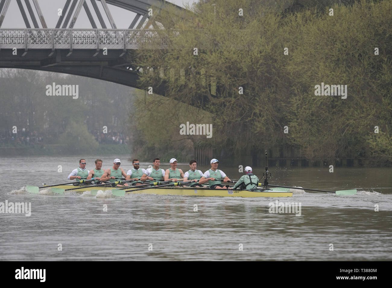 London, Großbritannien. 7. Apr 2019. Oxford University Boat Club (OUBC) vs Cambridge University Boat Club (CUBC) Blau Crews. OUBC Blau Crew (Dunkelblau Shirts): - Bug: Charlie Pearson, 2: Ben Landis, 3: Achim Harzheim, 4: Patrick Sullivan, 5: Tobias Schroder, 6: Felix Drinkall, 7: Charlie Buchanan, Schlaganfall: Augustin Wambersie. CUBC Blau Crew (Hellblau T-shirts): - Bug: Dave Bell, 2: James Cracknell, 3: Grant Bitler, 4: Dara Alizadeh, 5: Callum Sullivan, 6: Sam Hookway, 7: Freddie Davidson, Schlaganfall: Natan Wegrzycki-Szymczyk. Credit: Duncan Grove FRP/Alamy Leben Nachrichten. Stockfoto