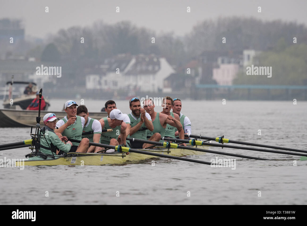 London, Großbritannien. 7. Apr 2019. Oxford University Boat Club (OUBC) vs Cambridge University Boat Club (CUBC) Blau Crews. OUBC Blau Crew (Dunkelblau Shirts): - Bug: Charlie Pearson, 2: Ben Landis, 3: Achim Harzheim, 4: Patrick Sullivan, 5: Tobias Schroder, 6: Felix Drinkall, 7: Charlie Buchanan, Schlaganfall: Augustin Wambersie. CUBC Blau Crew (Hellblau T-shirts): - Bug: Dave Bell, 2: James Cracknell, 3: Grant Bitler, 4: Dara Alizadeh, 5: Callum Sullivan, 6: Sam Hookway, 7: Freddie Davidson, Schlaganfall: Natan Wegrzycki-Szymczyk. Credit: Duncan Grove FRP/Alamy Leben Nachrichten. Stockfoto