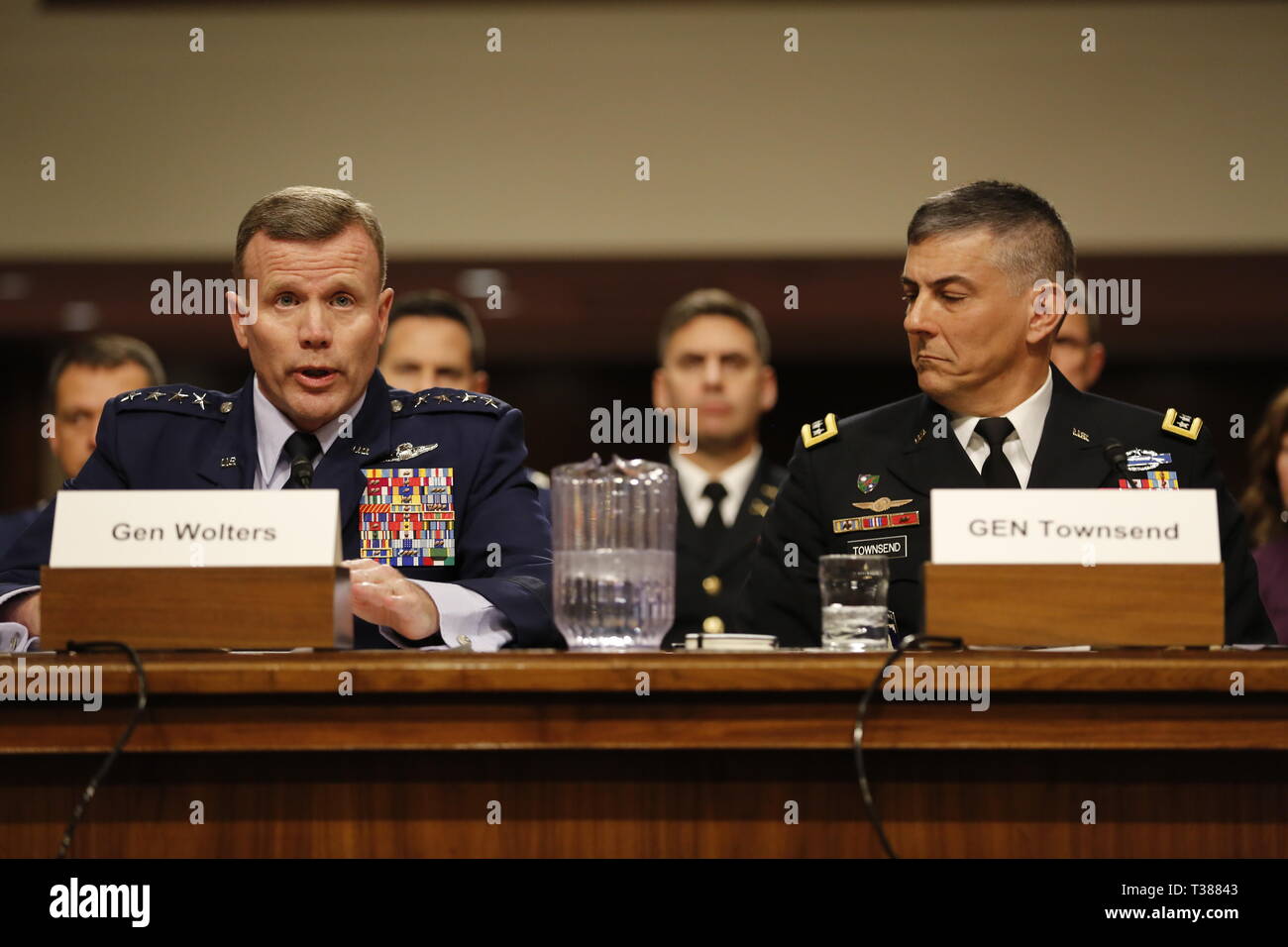 Washington, District of Columbia, USA. 2 Apr, 2019. Allgemeine Stephen J. Townsend, United States Army, rechts, und Allgemeine Tod D. Wolters, United States Air Force, bezeugen die wiederernennung vor dem Senat Armed Services Committee, in Washington, DC, 2. April 2019 Credit: Martin H. Simon/CNP/ZUMA Draht/Alamy leben Nachrichten Stockfoto