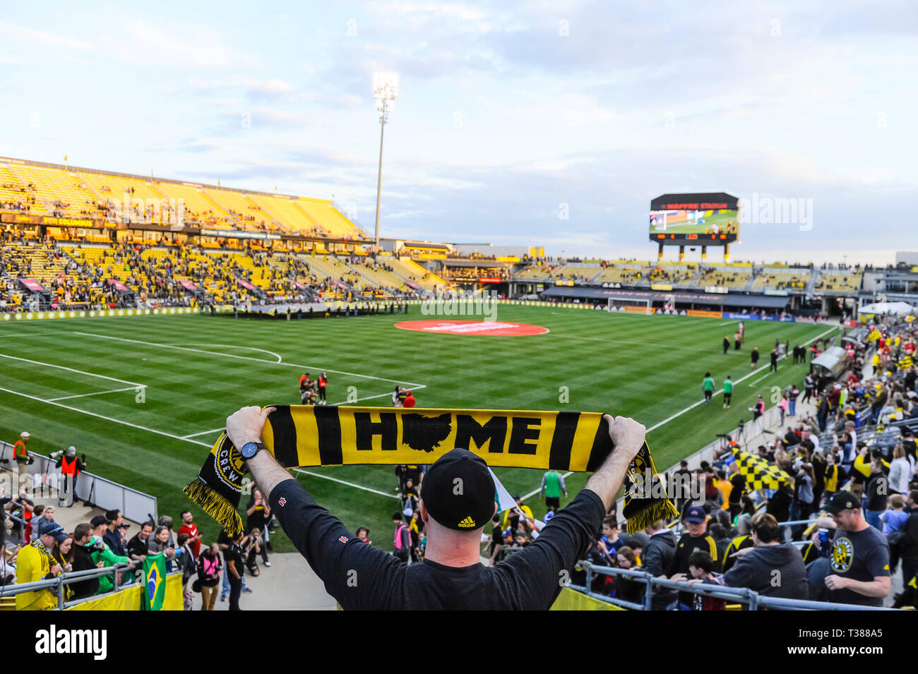 Samstag, April 06, 2019: Ein stolzer Columbus Crew SC fan paßte die Mannschaften das Feld vor dem Spiel zwischen den New England Revolution und Columbus Crew SC an MAPFRE Stadium, in Columbus, OH. Pflichtfeld Foto: Dorn Byg/Cal Sport Media. Crew 1 - Revolution 0 Stockfoto