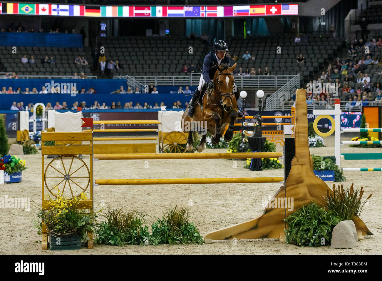 April 06, 2019 - Omaha, NE, USA, Mathis Schwentker in Deutschland reiten NKH Caruso gewinnt die $ 100.000 internationale Omaha Grand Prix auf dem 2019 Burlington Capitol Internationale Omaha springen Finale bei CHI Health Center in Omaha, NE.. Anwesenheit, 4.549. Michael Spomer/Cal Sport Media Stockfoto