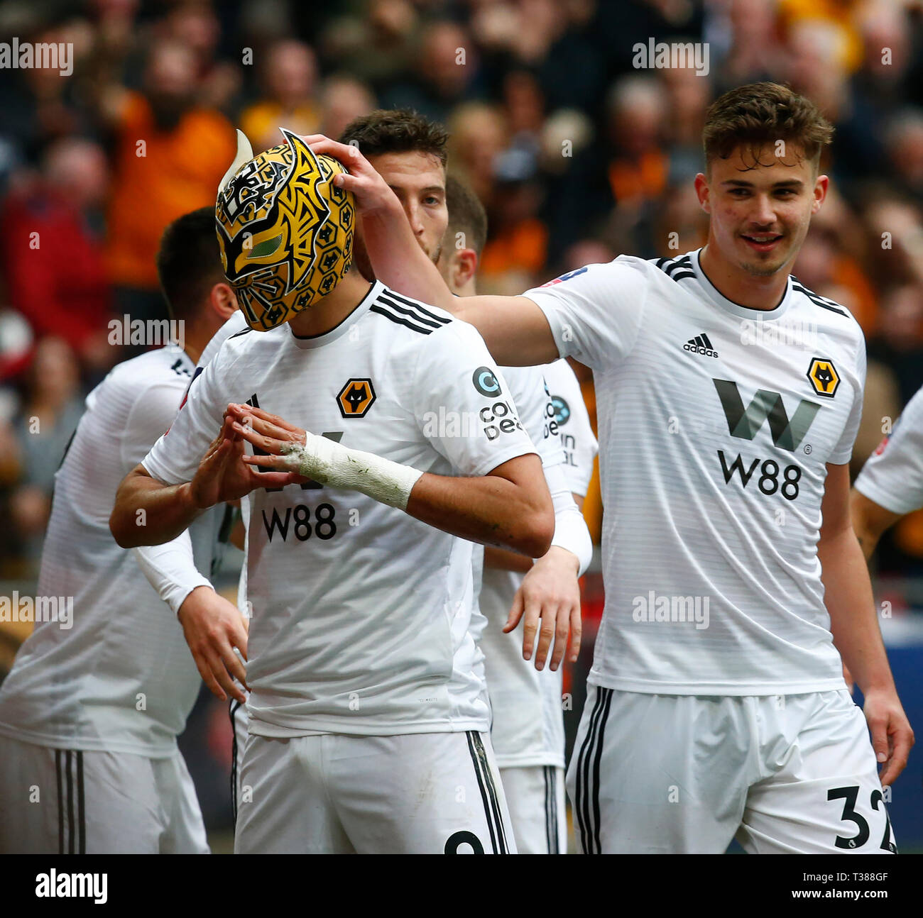 London, Großbritannien. 07 Apr, 2019. Wolverhampton Wanderers" Raul Jimenez feiert zählen seine Seiten zweite Ziel mit einem Wölfe Maske während der FA Emirates Cup Halbfinale zwischen Watford und Wolverhampton Wanderers im Wembley Stadion, London, UK, 07. Apr 2019. Credit: Aktion Foto Sport/Alamy Live NewsEditorial nur verwenden, eine Lizenz für die gewerbliche Nutzung erforderlich. Keine Verwendung in Wetten, Spiele oder einer einzelnen Verein/Liga/player Veröffentlichung. Credit: Aktion Foto Sport/Alamy leben Nachrichten Stockfoto