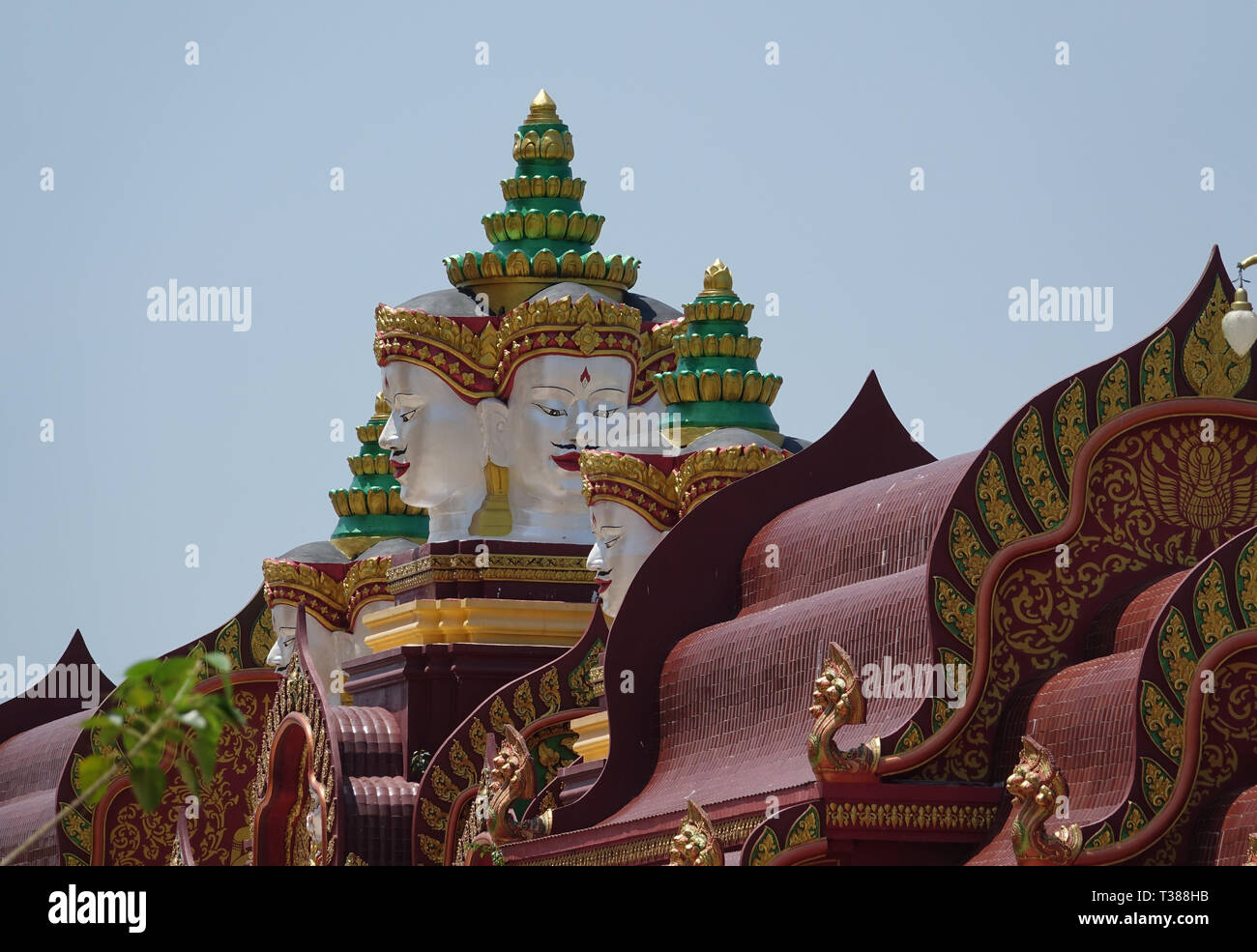 Ao Luek Distrikt, Thailand. 04 Mär, 2019. Pagodendach und eine Statue mit mehreren Teilflächen auf der Eigenschaft in Wat Maha That Wachira Mongkol oder auch Wat Bang Tong genannt. Das Chedi im Wat Bang Tong ist 45 Meter hoch und einer der höchsten im Süden Thailands. Quelle: Alexandra Schuler/dpa/Alamy leben Nachrichten Stockfoto