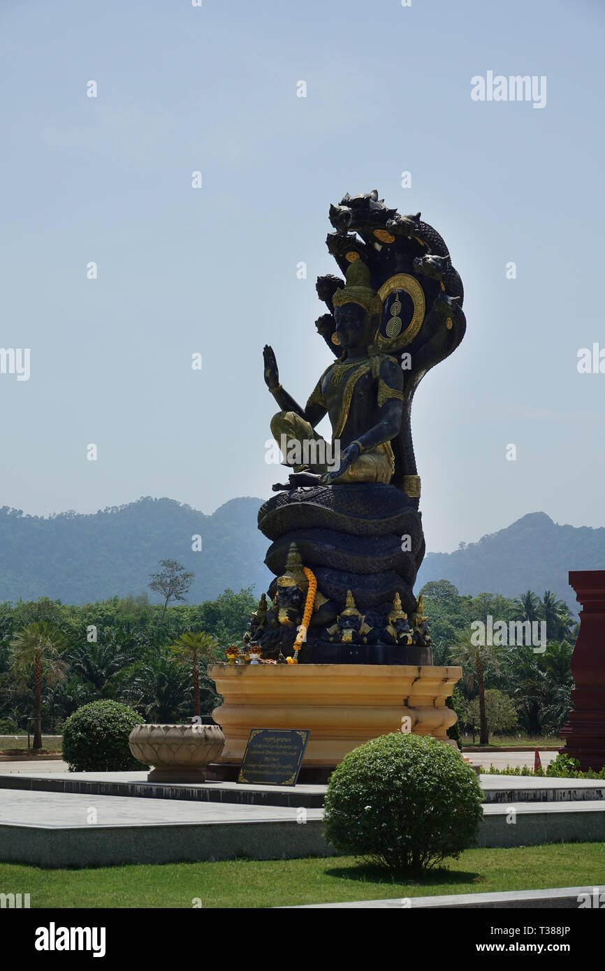 Ao Luek Distrikt, Thailand. 04 Mär, 2019. Ein Buddha Statue auf der Immobilien im Wat Maha That Wachira Mongkol oder Wat Bang Tong. Das Chedi im Wat Bang Tong ist 45 Meter hoch und einer der höchsten im Süden Thailands. Quelle: Alexandra Schuler/dpa/Alamy leben Nachrichten Stockfoto