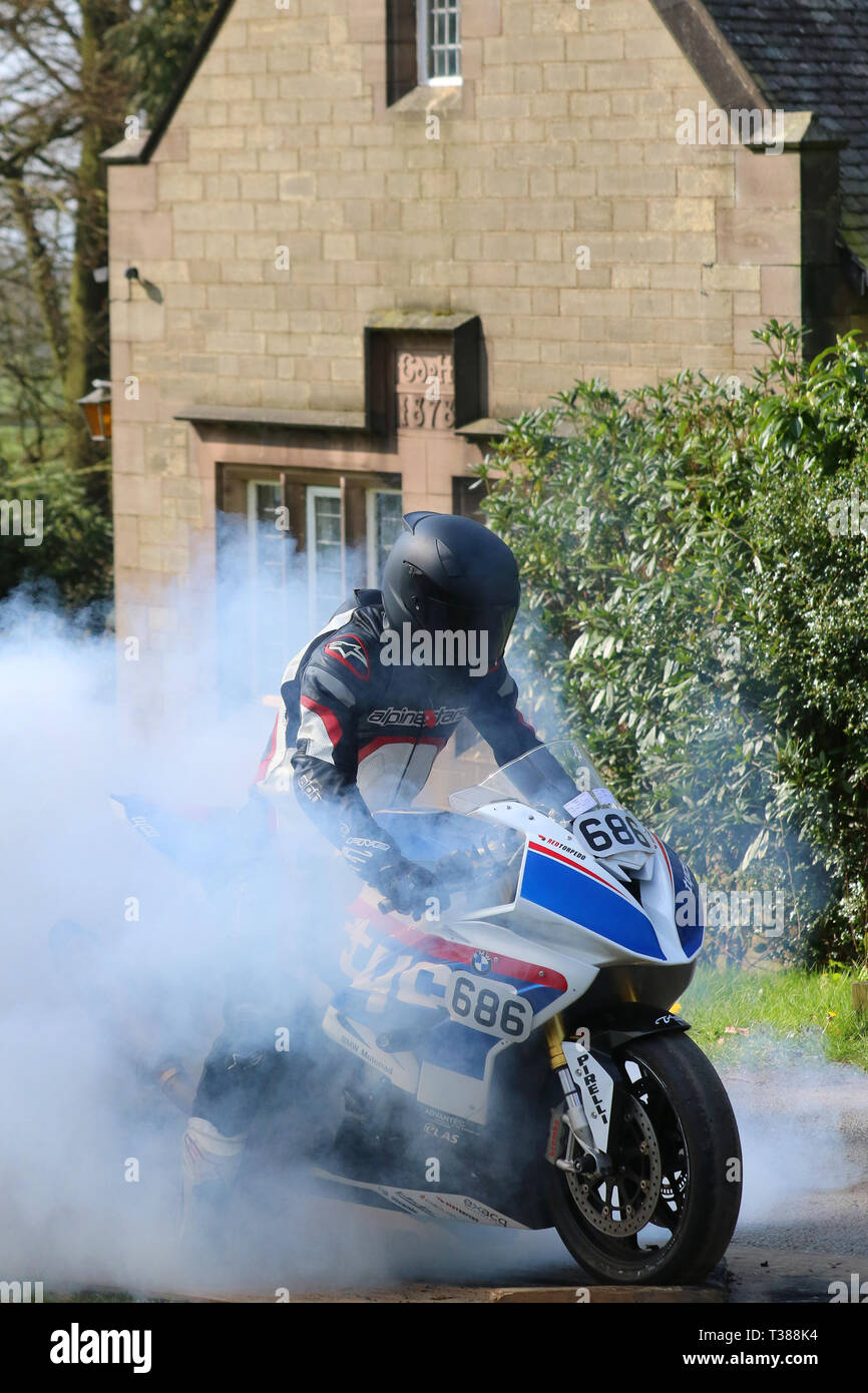 Radräder, die Gummi, Motorrad, Drift, Rauch, Renndrehung, brennender Reifen, Rolling Burnout, Peeling Out, in Chorley, Lancashire, Großbritannien brennen. April 2019. Hoghton Tower 43. Motorrad-Sprint. Fahrer 686 Stuart Green aus Preston, der mit einem BMW S1000RR Motorrad fährt. Motorradreifen brennen und auf Rennstrecke rauchen, Sportmotorrad platt mit viel Rauch und Gummi. Stockfoto