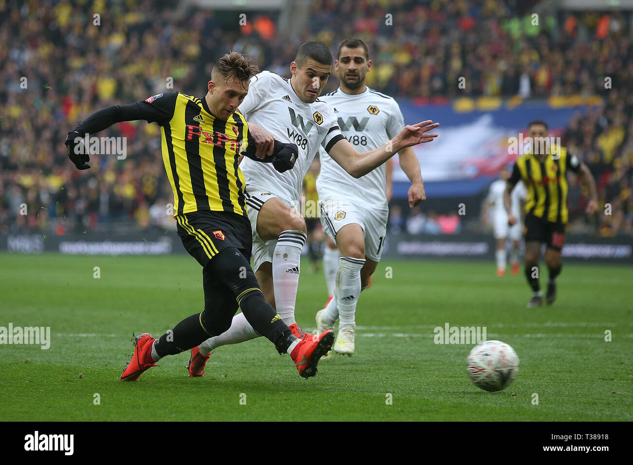 London, Großbritannien. 07 Apr, 2019. Gerard Deulofeu von Watford zählt seine Seiten 3. Ziel während der FA Cup Semi Final Match zwischen Watford und Wolverhampton Wanderers im Wembley Stadium am 7. April 2019 in London, England. Nur die redaktionelle Nutzung, eine Lizenz für die gewerbliche Nutzung erforderlich. Keine Verwendung in Wetten, Spiele oder einer einzelnen Verein/Liga/player Veröffentlichung. (Foto von Paul Chesterton/phcimages.com)Editorial verwenden Sie nur, eine Lizenz für die gewerbliche Nutzung erforderlich. Keine Verwendung in Wetten, Spiele oder einer einzelnen Verein/Liga/player Veröffentlichung. Nur die redaktionelle Nutzung, eine Lizenz für die gewerbliche Nutzung erforderlich. Keine Verwendung in Wetten, Spielen oder Singen Stockfoto