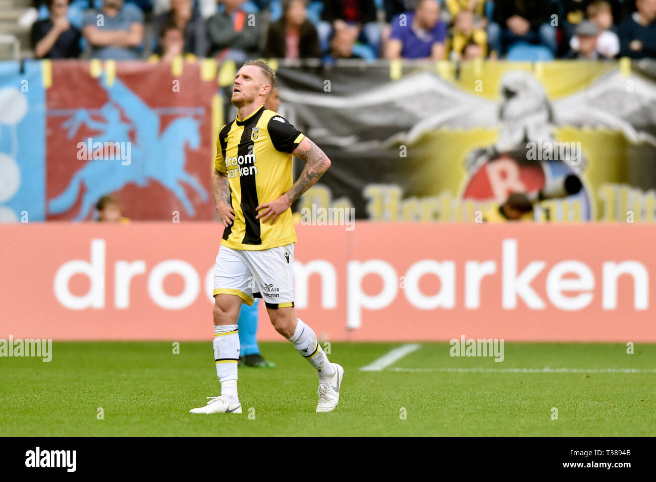 Arnheim, 07-04-2019, GelreDome, Saison 2018 / 2019, Eredivisie, Vitesse player Maikel Van der Werff wird während dem Spiel Vitesse - PSV 3-3 gesendet Stockfoto