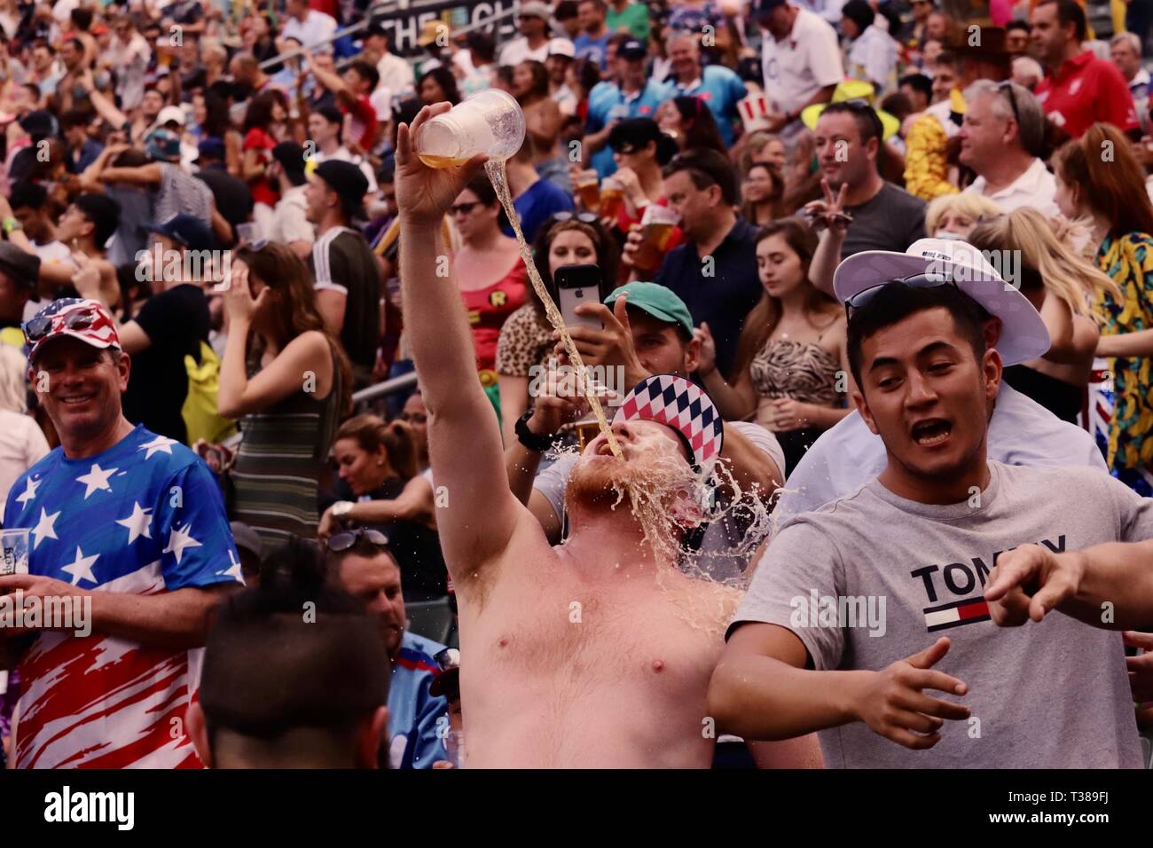 Hongkong, China. 7 Apr, 2019. Crazy fan Gießen selbst mit einem Bier. Festliche Stimmung während des HK Sevens 2019 World Series spielen explodierte - weg am Sonntag. April 7, 2019 Hong Kong. ZUMA/Liau Chung-ren Credit: Liau Chung-ren/ZUMA Draht/Alamy leben Nachrichten Stockfoto