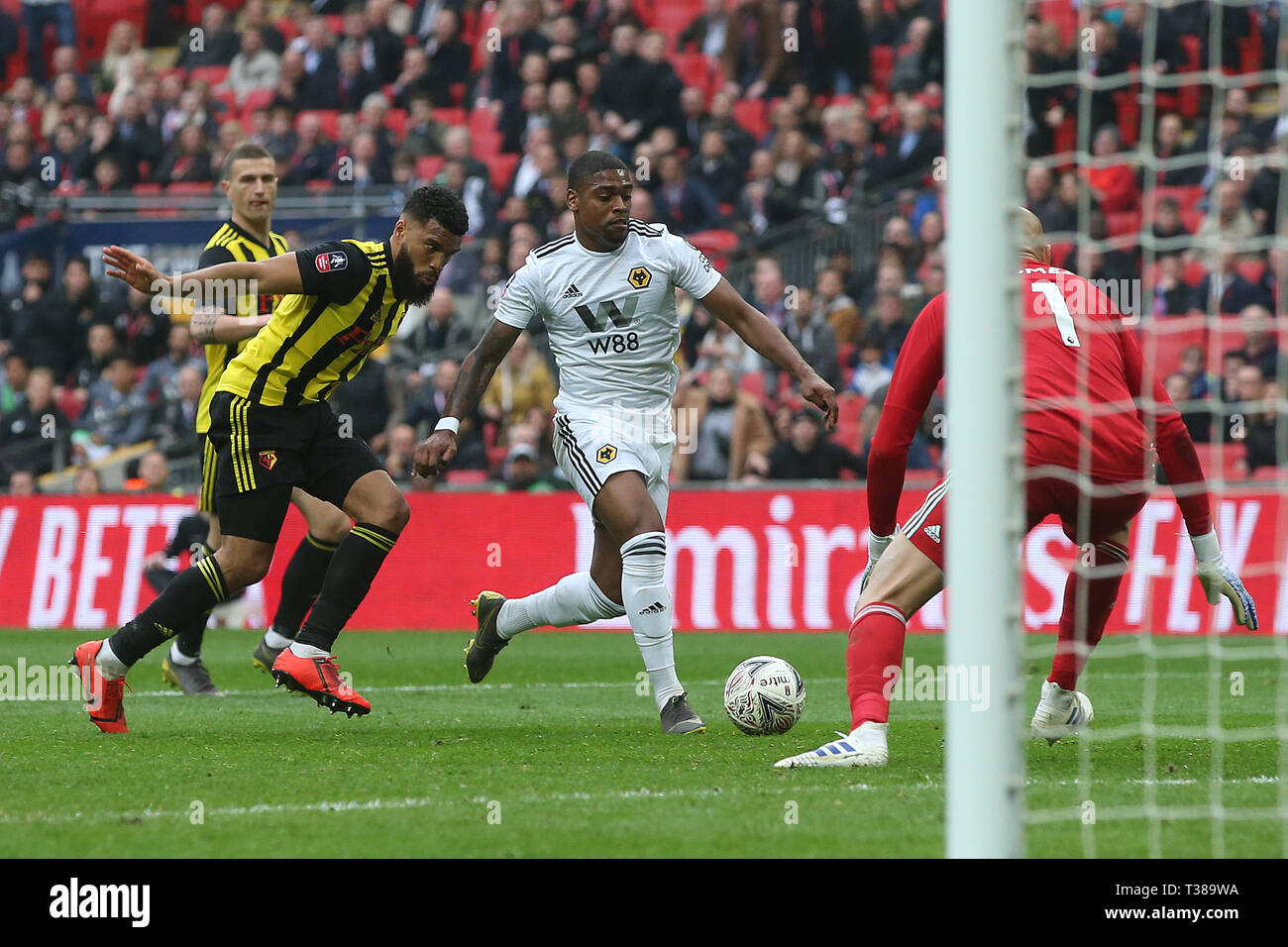 London, Großbritannien. 07 Apr, 2019. Ivan Cavaleiro der Wolverhampton Wanderers geht um Heurelho Gomes von Watford, aber nicht in der Lage ist zu zählen, während der FA Cup Semi Final Match zwischen Watford und Wolverhampton Wanderers im Wembley Stadium am 7. April 2019 in London, England. Nur die redaktionelle Nutzung, eine Lizenz für die gewerbliche Nutzung erforderlich. Keine Verwendung in Wetten, Spiele oder einer einzelnen Verein/Liga/player Veröffentlichung. (Foto von Paul Chesterton/phcimages.com) Credit: PHC Images/Alamy leben Nachrichten Stockfoto