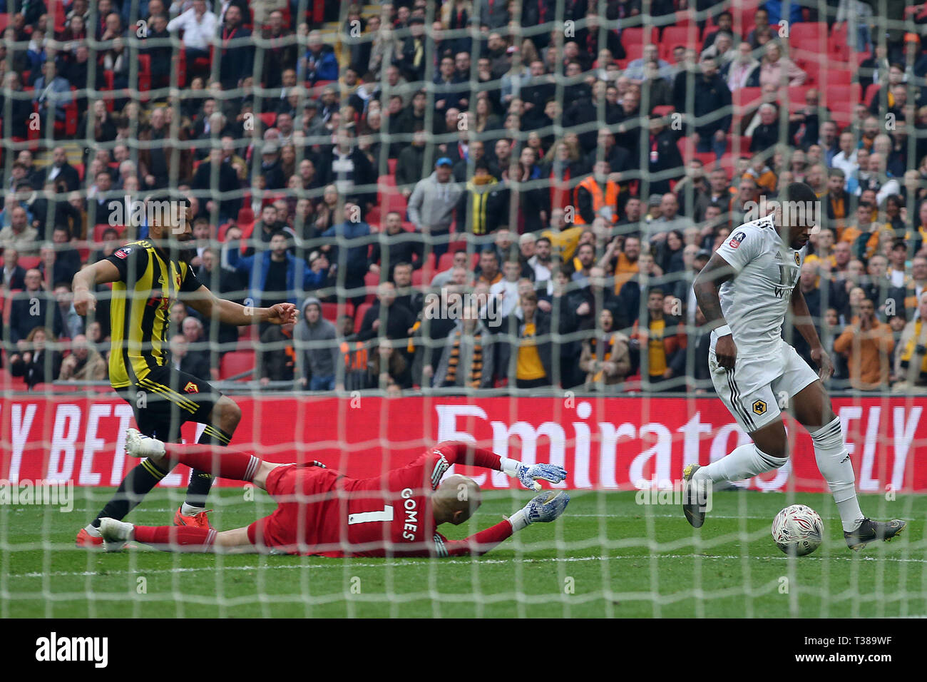 London, Großbritannien. 07 Apr, 2019. Ivan Cavaleiro der Wolverhampton Wanderers geht um Heurelho Gomes von Watford, aber nicht in der Lage ist zu zählen, während der FA Cup Semi Final Match zwischen Watford und Wolverhampton Wanderers im Wembley Stadium am 7. April 2019 in London, England. Nur die redaktionelle Nutzung, eine Lizenz für die gewerbliche Nutzung erforderlich. Keine Verwendung in Wetten, Spiele oder einer einzelnen Verein/Liga/player Veröffentlichung. (Foto von Paul Chesterton/phcimages.com) Credit: PHC Images/Alamy leben Nachrichten Stockfoto