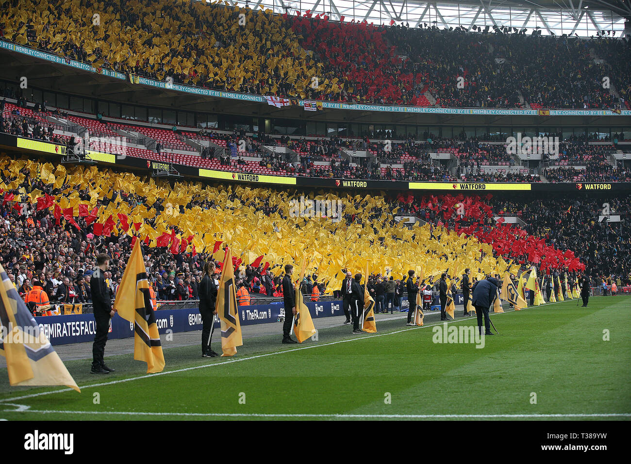 London, Großbritannien. 07 Apr, 2019. Watford Fans vor dem FA Cup Semi Final Match zwischen Watford und Wolverhampton Wanderers im Wembley Stadium am 7. April 2019 in London, England. Nur die redaktionelle Nutzung, eine Lizenz für die gewerbliche Nutzung erforderlich. Keine Verwendung in Wetten, Spiele oder einer einzelnen Verein/Liga/player Veröffentlichung. (Foto von Paul Chesterton/phcimages.com) Credit: PHC Images/Alamy leben Nachrichten Stockfoto