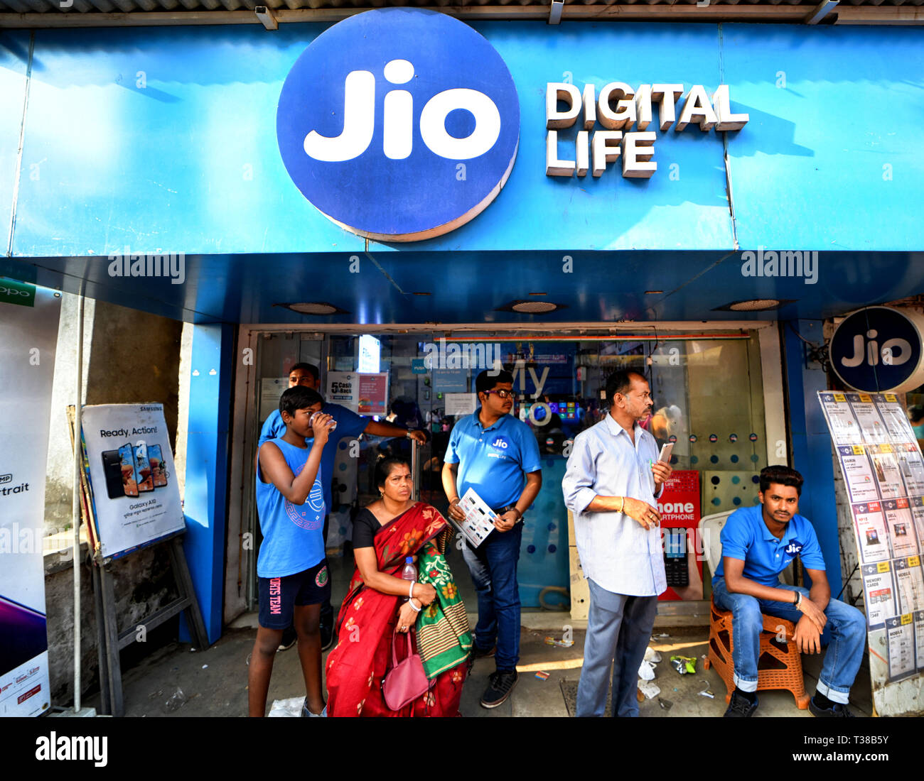 Bandel, West Bengal, Indien. 6 Apr, 2019. Die Menschen sind vor einer Abhängigkeit Jio Mobile Store von Westbengalen, gesehen. Credit: Avishek Das/SOPA Images/ZUMA Draht/Alamy leben Nachrichten Stockfoto