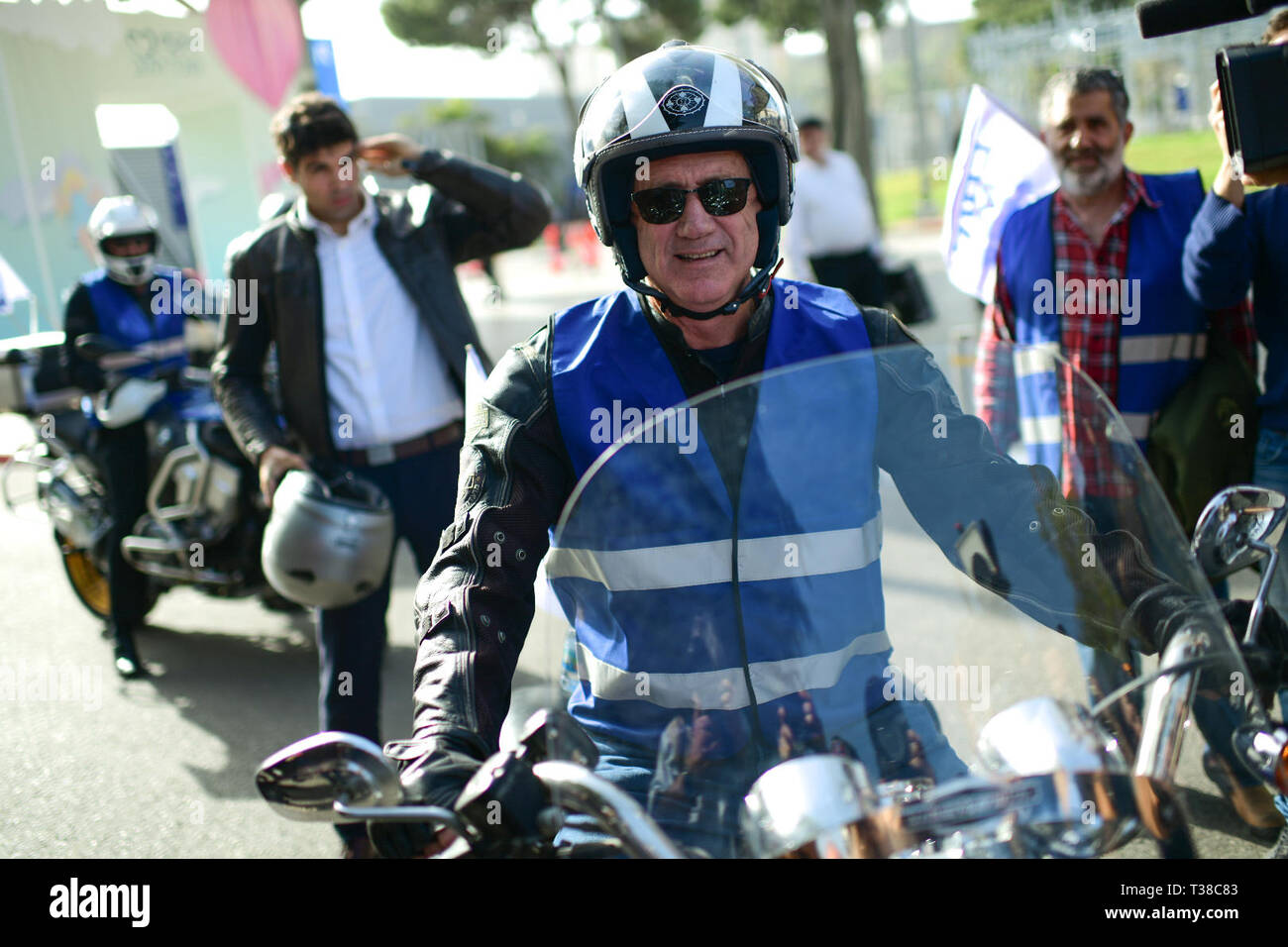 Tel Aviv, Israel. 7 Apr, 2019. Benny Gantz (Vorne), einer der Führer der Blauen und Weißen politischen Allianz, fährt ein Motorrad in einem Wahlkampf in Tel Aviv, Israel, 7. April 2019. Benny Gantz, ex-Chef der israelischen Streitkräfte, Burst in die Politik vor ungefähr vier Monaten und hat sich seitdem schnell wie Premierminister Benjamin Netanjahu härtesten Herausforderer in der bevorstehenden Wahlen hervorgegangen. Credit: Jini/Tomer Neuberg/Xinhua/Alamy leben Nachrichten Stockfoto