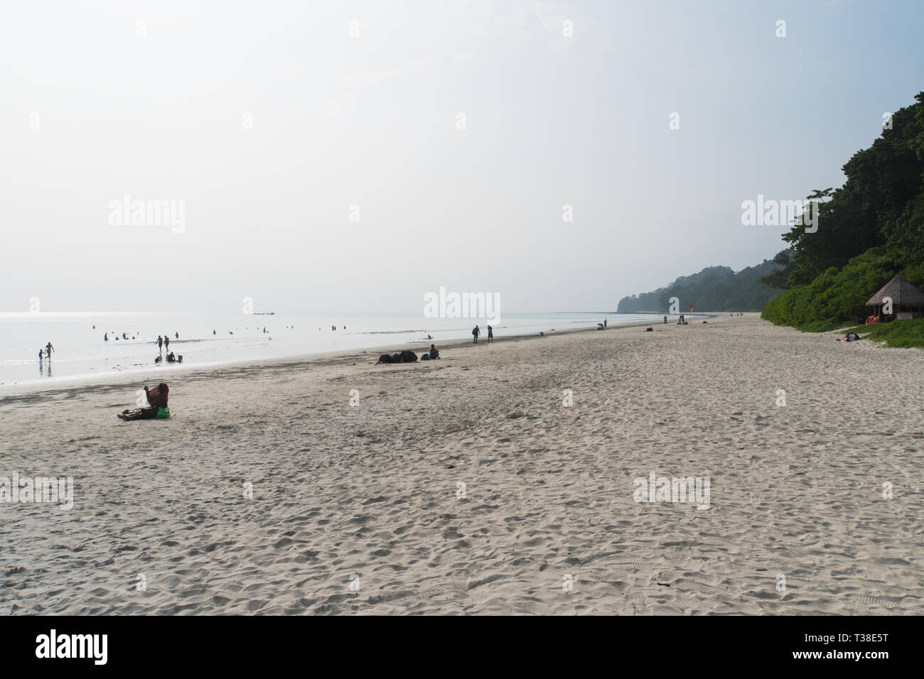 Indische Touristen eine große Menschenmenge auf dem schönsten Strand in Asien genannt Radhanagar Strand, Havelock Andaman Inseln, Indien. 18. Januar 2018 Stockfoto