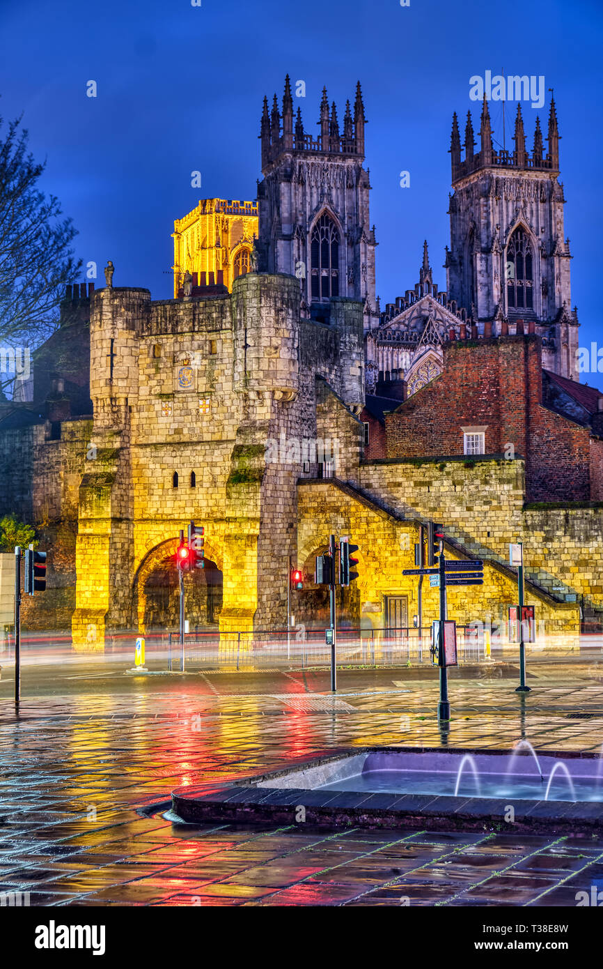 Das Stadttor, Bootham Bar und die berühmte York Minster bei Nacht Stockfoto