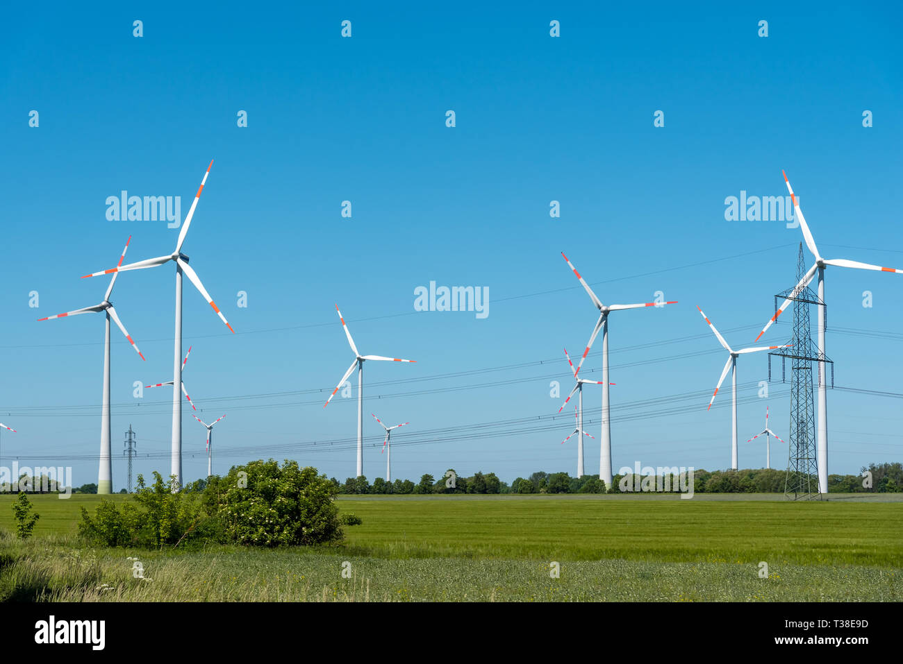 Stromleitungen und wind Motoren in Deutschland gesehen Stockfoto