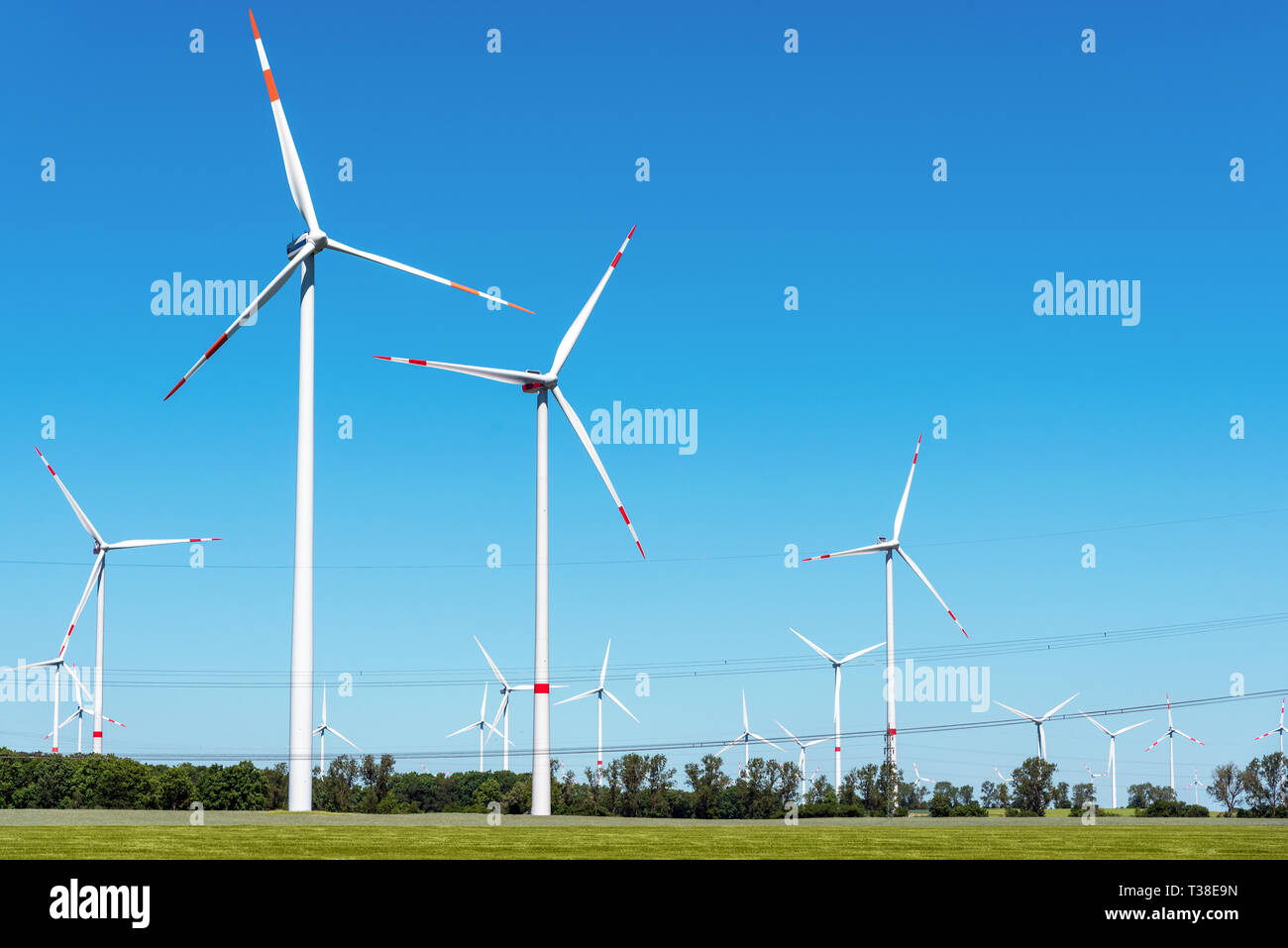 Windenergieanlagen und Stromleitungen in Deutschland gesehen Stockfoto