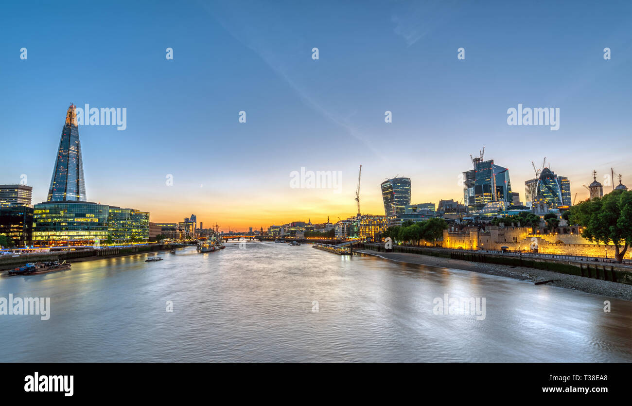 Sonnenuntergang an der Themse in London mit den Wolkenkratzern der Stadt Stockfoto