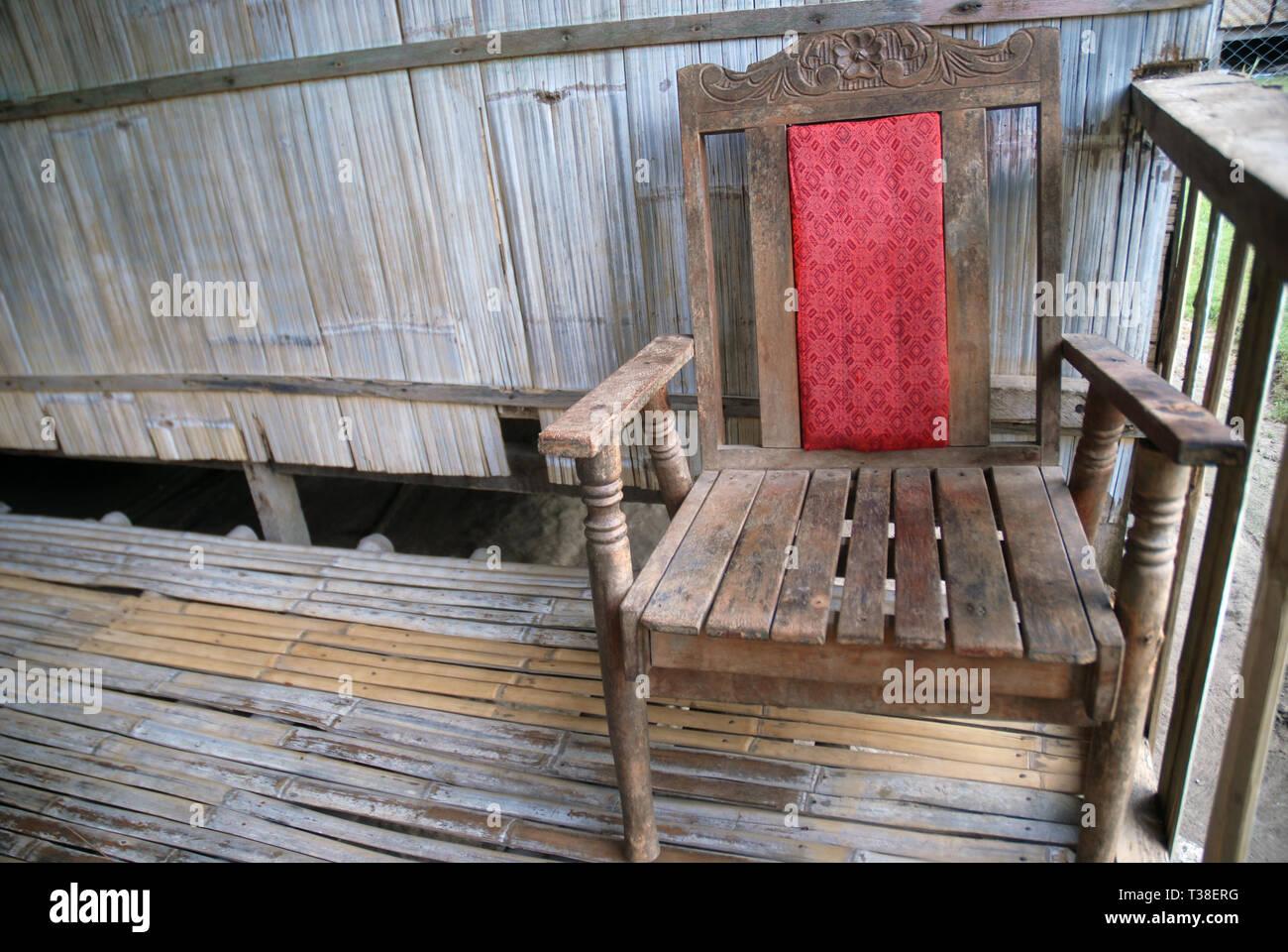 Alten Stuhl auf der Terrasse des Hauses, Samal, Philippinen. Stockfoto