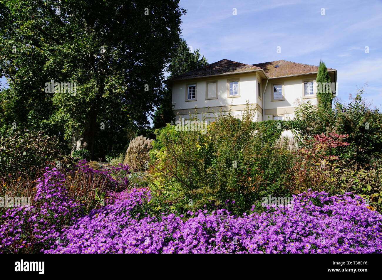 Köstliche alte Villa mit einem sehr schönen Garten Stockfoto