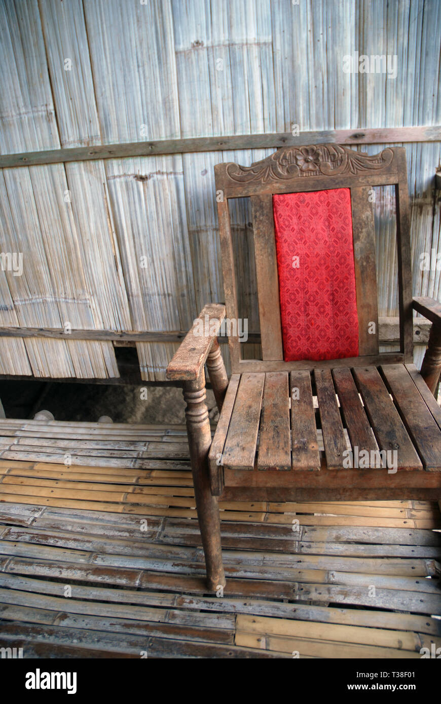 Alten Stuhl auf der Terrasse des Hauses, Samal, Philippinen. Stockfoto