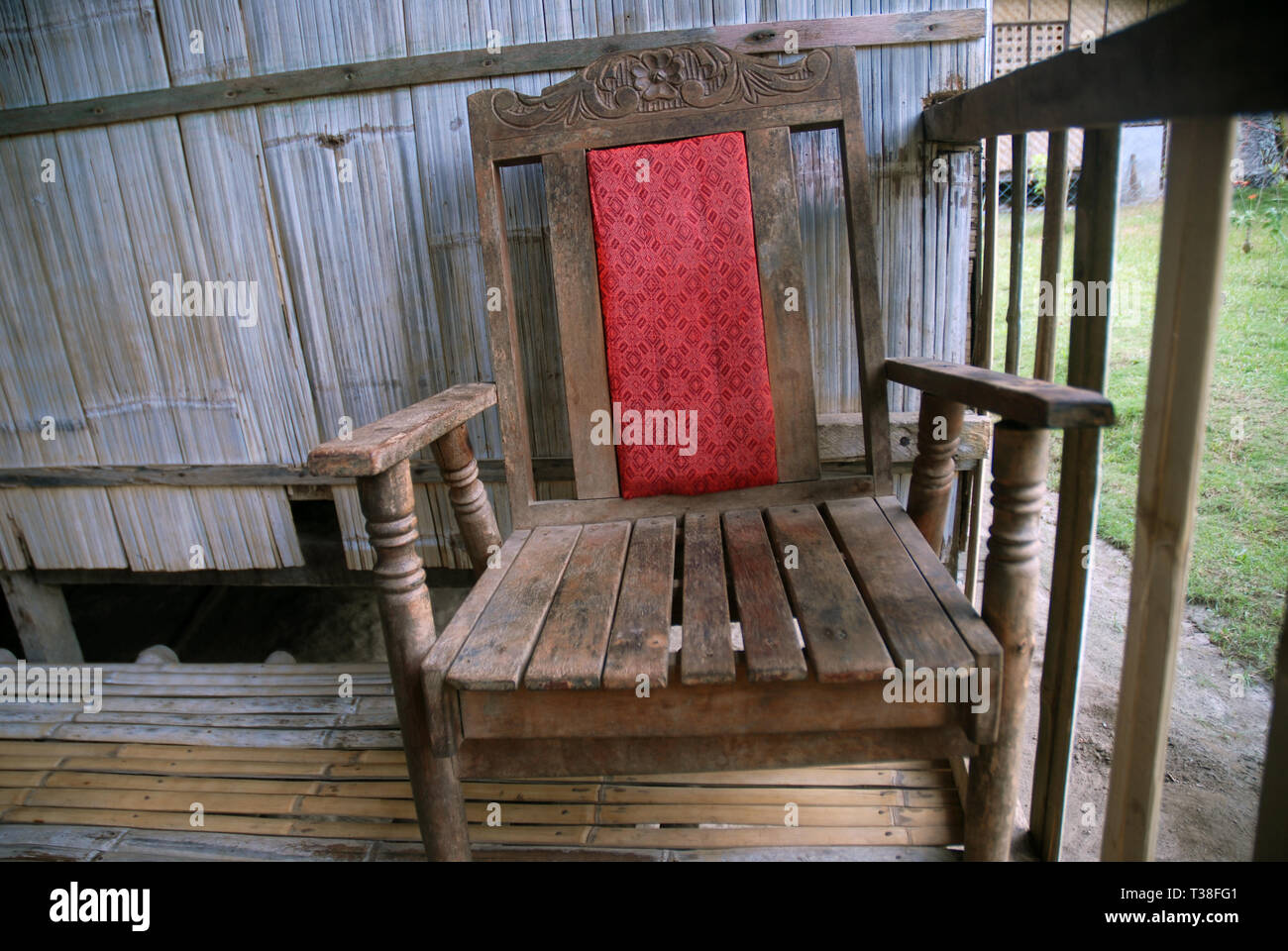 Alten Stuhl auf der Terrasse des Hauses, Samal, Philippinen. Stockfoto