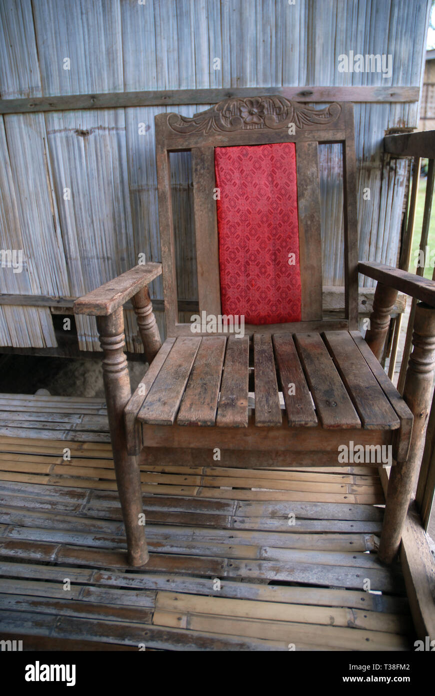 Alten Stuhl auf der Terrasse des Hauses, Samal, Philippinen. Stockfoto