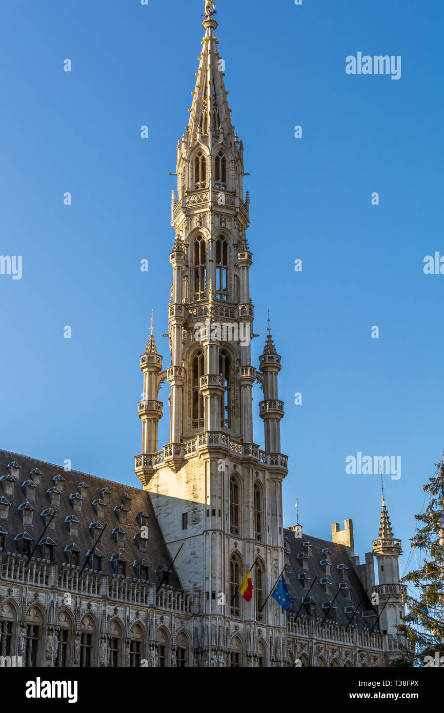 Der Turm des Brüsseler Rathaus in Brabantine gotischen Stil mit üppig pinnacled achteckigen Openwork. Stockfoto