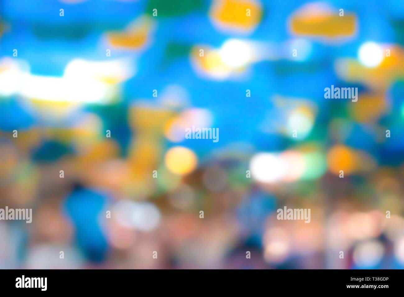 Blauer Hintergrund mit der Kamera herum, und weiß, grün, türkis, orange, gelb, und Pfirsich Farbe. Stockfoto