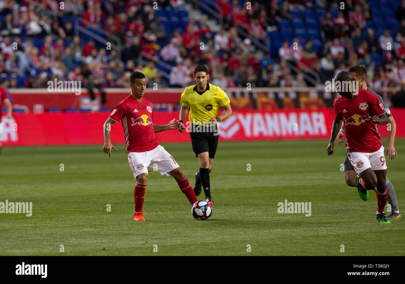 Harrison, der Vereinigten Staaten von Amerika. 06 Apr, 2019. Kaku (10) der Red Bulls steuert Kugel während der regelmäßigen MLS Spiel gegen Minnesota United FC bei Red Bull Arena Minnesota gewann 2-1 Credit: Lev Radin/Pacific Press/Alamy leben Nachrichten Stockfoto