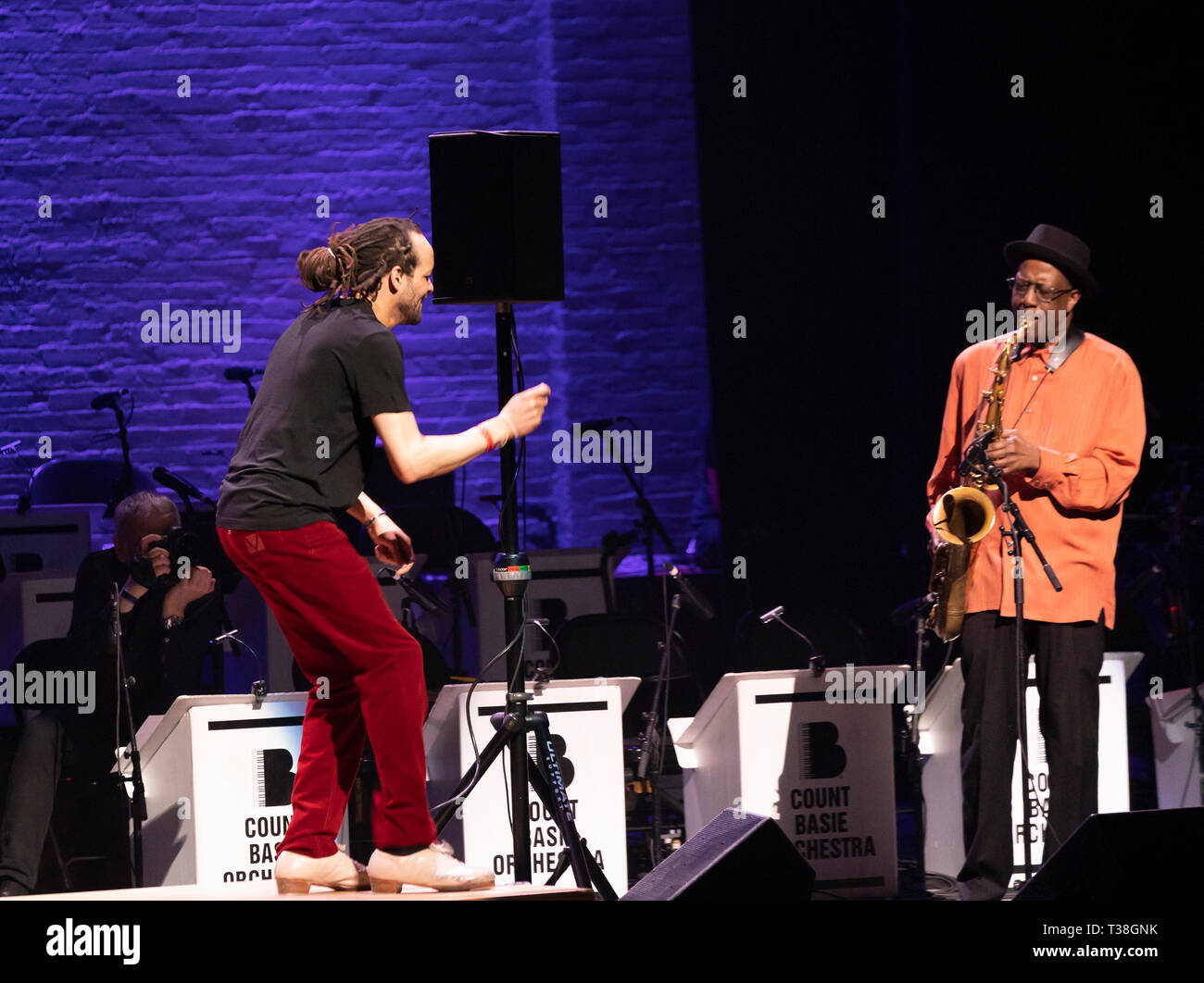 New York, Vereinigte Staaten. 04 Apr, 2019. Savion Glover führt Tanz auf der Bühne während der Jazz tippen Sie auf Grundlage von Amerika Benefizkonzert tolle Übernachtung in Harlem im Apollo Theater Credit: Lev Radin/Pacific Press/Alamy leben Nachrichten Stockfoto