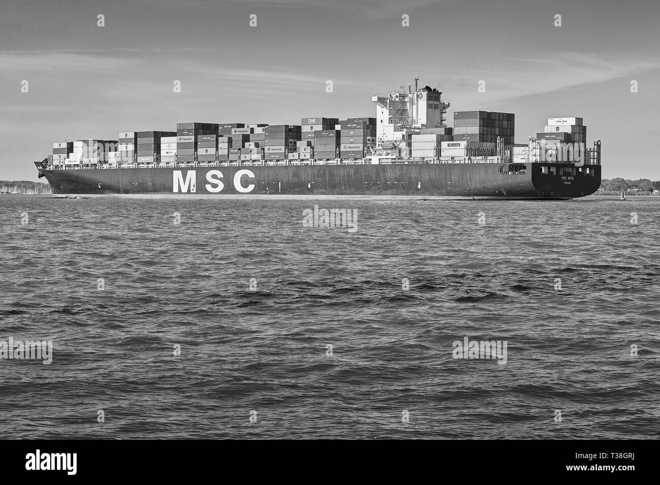 Schwarz-weiß-Foto des Containerschiffs MSC ASYA, als sie den Hafen von Southampton, Großbritannien, betritt Stockfoto