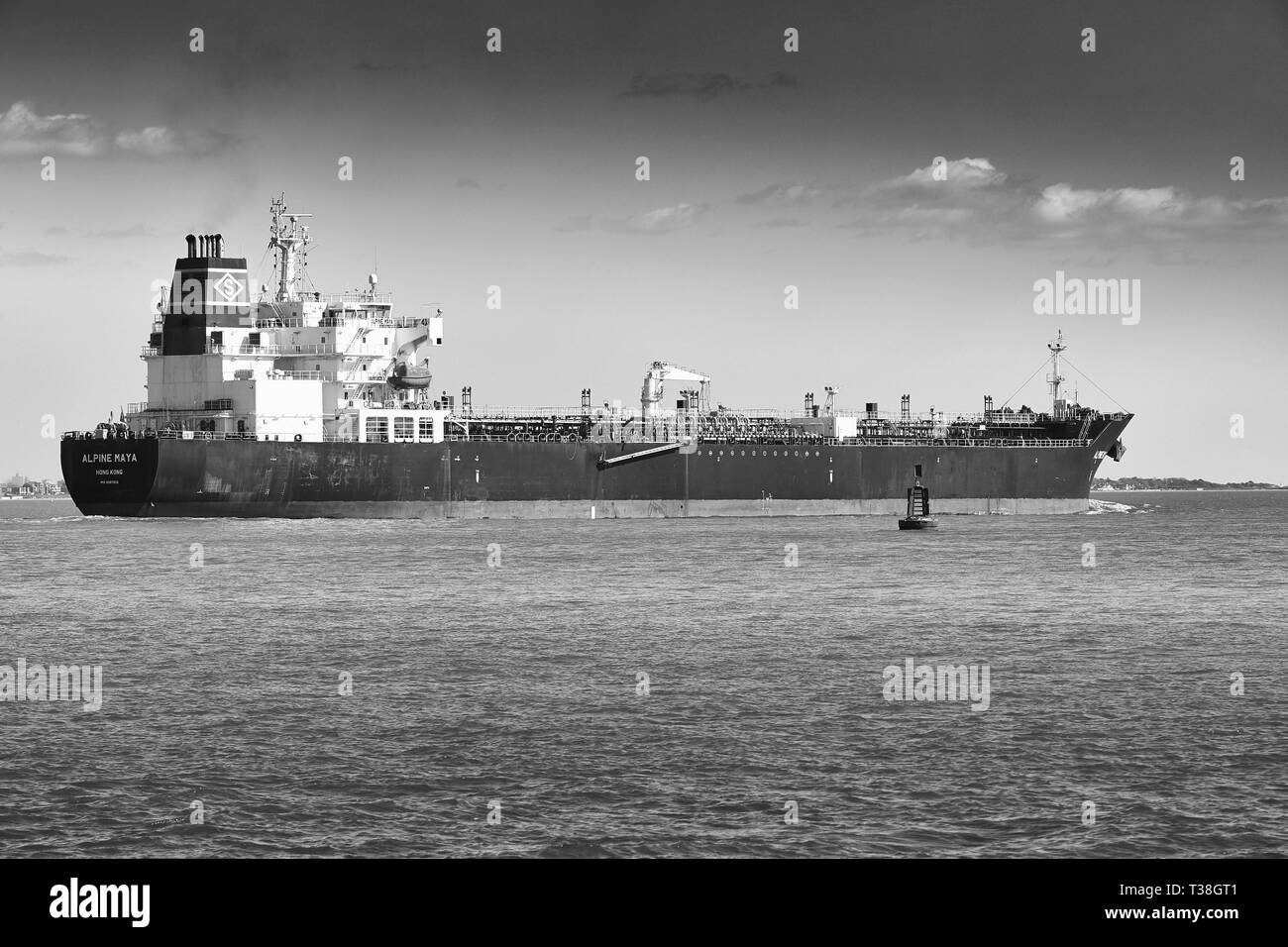 Schwarz-weiß Foto des Chemical/Oil Products Tanker (Tanker), ALPINE MAYA, fährt das fawley Esso Raffinerie im Hafen von Southampton. Stockfoto