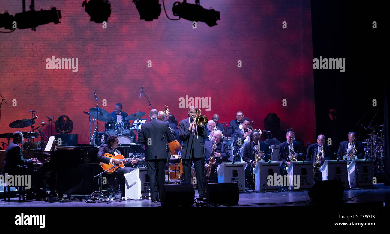 New York, Vereinigte Staaten. 04 Apr, 2019. Die Count Basie Orchestra spielt auf der Bühne während der Jazz Foundation of America Benefizkonzert tolle Übernachtung in Harlem im Apollo Theater Credit: Lev Radin/Pacific Press/Alamy leben Nachrichten Stockfoto