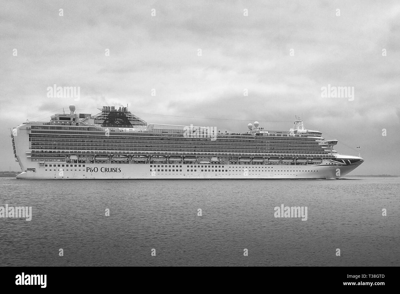 Moody Schwarz-weiß-Foto der P&O Cruises, Riesen Kreuzfahrtschiff, AZURA, unterwegs in Southampton Water, Abfahrt vom Hafen von Southampton, Großbritannien. Stockfoto