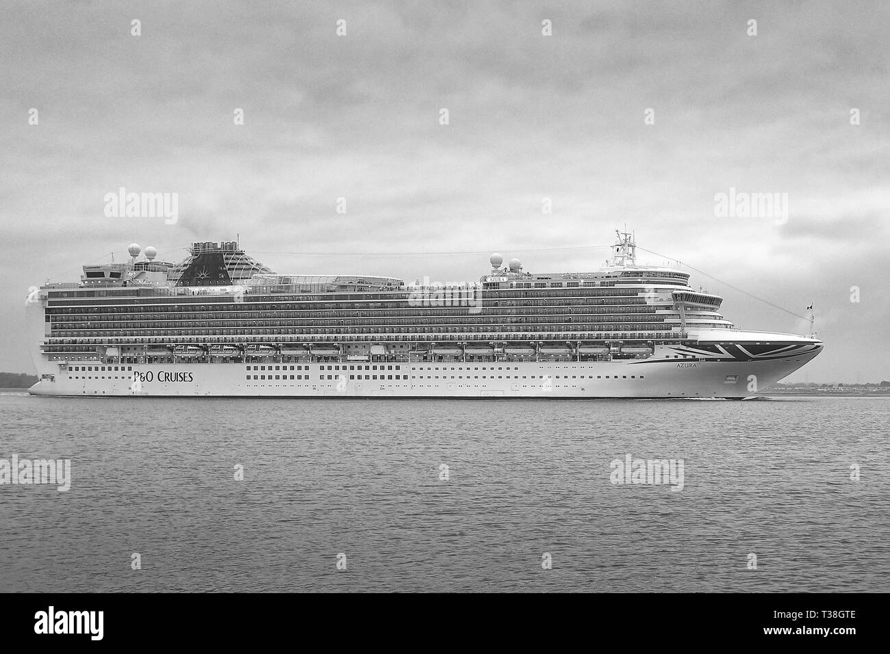 Schwarz-weiß Foto Der P&O Cruises, riesiges Kreuzfahrtschiff, AZURA, Unterwegs in Southampton Wasser, Abfahrt im Hafen von Southampton, UK. März 2019. Stockfoto