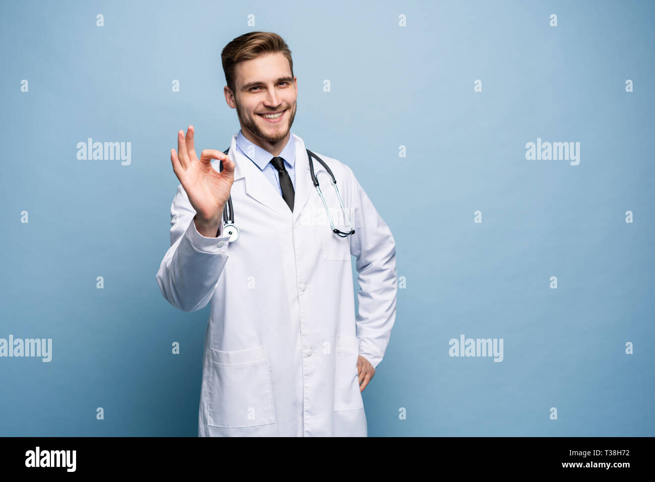 Gesundheitswesen, Beruf, Geste, Menschen und Medizin Konzept - Lächeln männlicher Arzt im weißen Kittel mit ok Handzeichen. Stockfoto