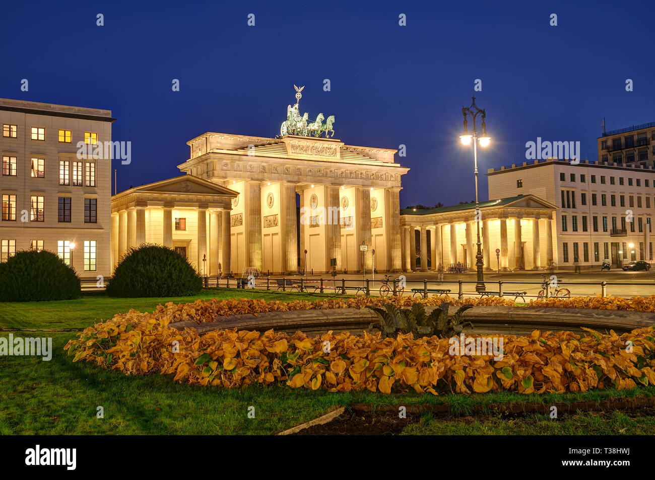 Das Brandenburger Tor in Berlin bei Nacht Stockfoto