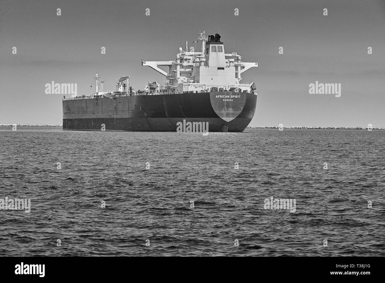 Schwarz-weiß-Foto des Stern des Rohöl-Supertankers African Spirit, der im Hafen von Long Beach, Kalifornien, vor Anker liegt. USA. Stockfoto