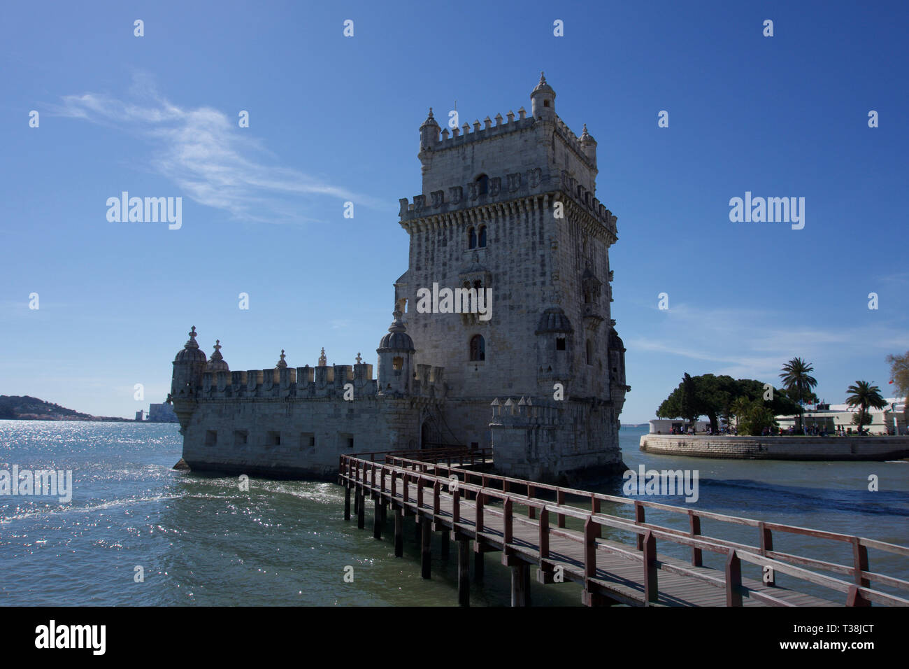 Belem Turm/Torre de Belem, Lissabon, Portugal unter einem blauen Himmel mit Steg, Schuß in Sonnenlicht mit Detail der Ufer und Fluss Umgebung Stockfoto