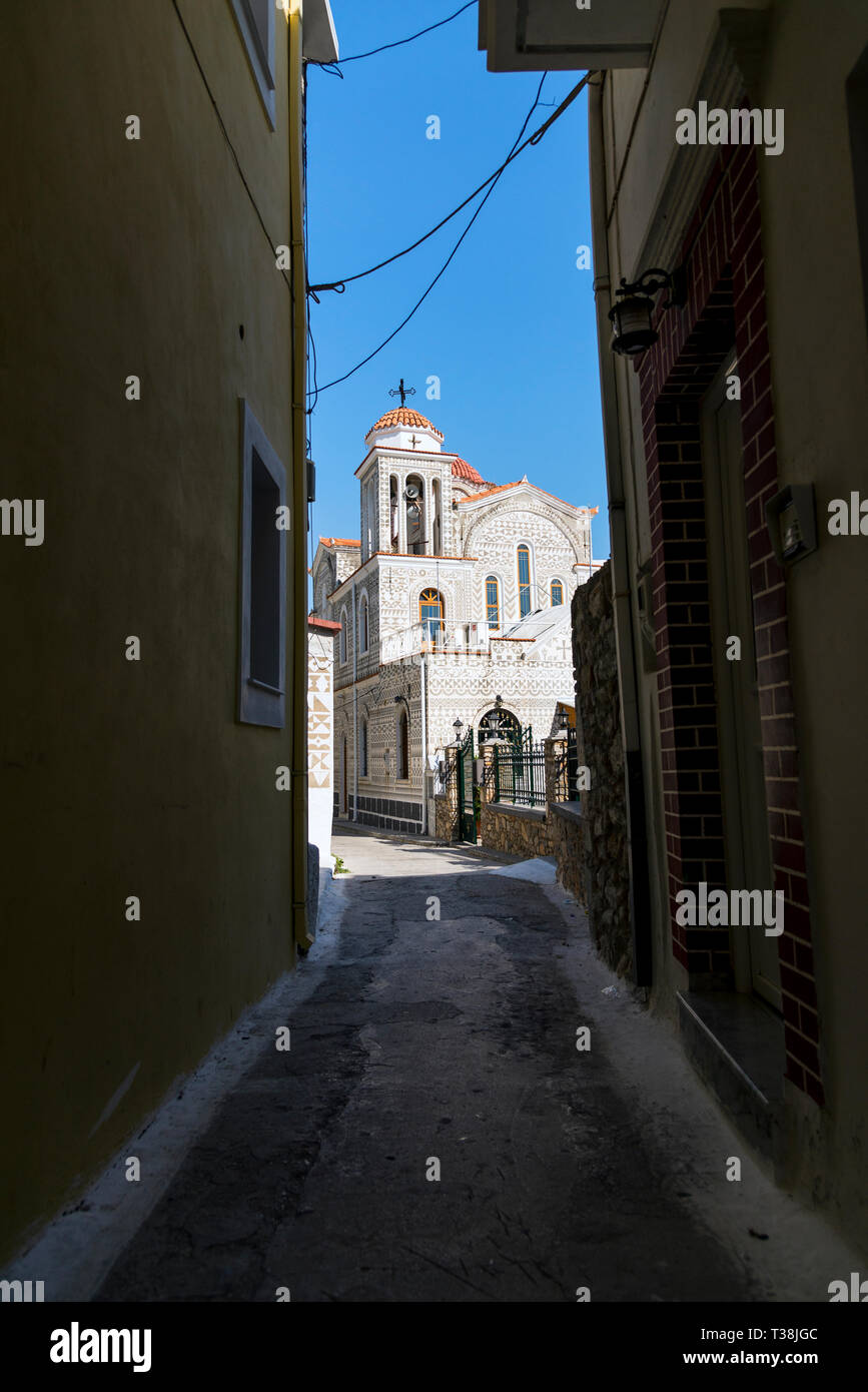 Chios, Griechenland - 18 August, 2018: Street View von pyrgi Insel Chios Griechenland mit einer Kirche in Pyrgi. Stockfoto