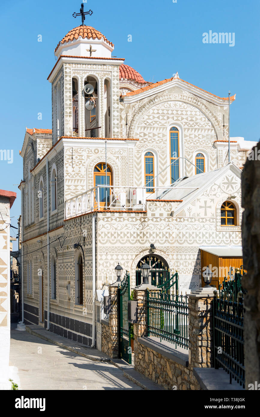 Chios, Griechenland - 18 August, 2018: Street View von pyrgi Insel Chios Griechenland mit einer Kirche in Pyrgi. Stockfoto